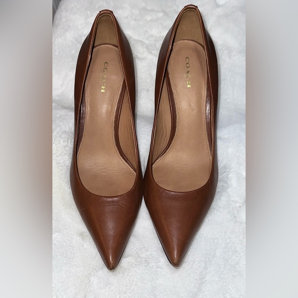 Like NEW Coach womans leather pumps 8.5